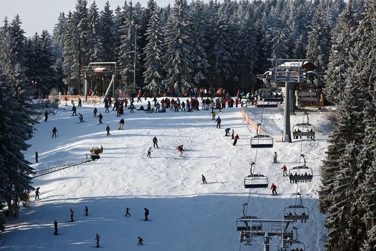 Winterberg Skifahren  - Quelle: Dirk Vorderstraße, CC BY-SA 2.0 (http://www.flickr.com/photos/vorderstrasse/)