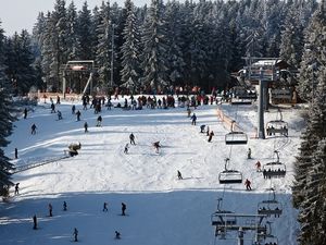 Winterberg Skifahren  - Quelle: Dirk Vorderstraße, CC BY-SA 2.0 (http://www.flickr.com/photos/vorderstrasse/)