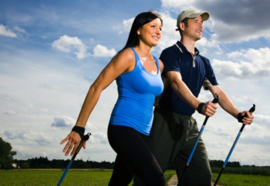 Nordic Walking Couple - Quelle: (c) Thomas_EyeDesign/iStockphoto.com