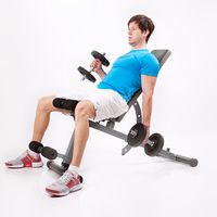 Hammer-Curls auf der Schrägbank