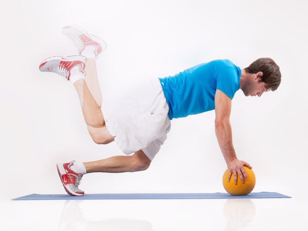 Beinrückheben mit Medizinball