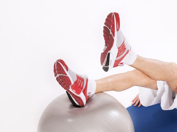 Beckenlift mit gestrecktem Bein auf Gymnastikball
