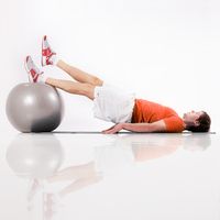 Beckenlift mit gestrecktem Bein auf Gymnastikball