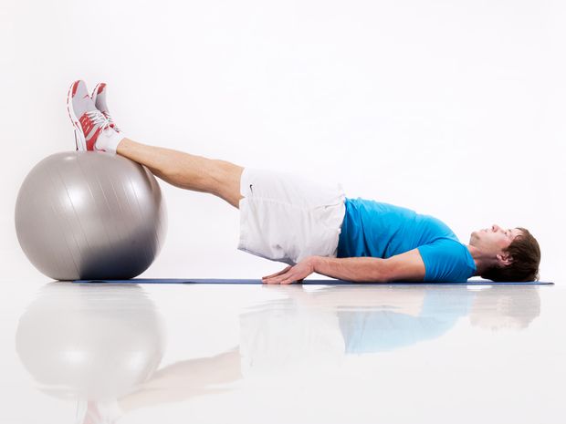 Beckenlift mit gestrecktem Bein auf Gymnastikball