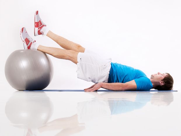 Beckenlift mit gestrecktem Bein auf Gymnastikball