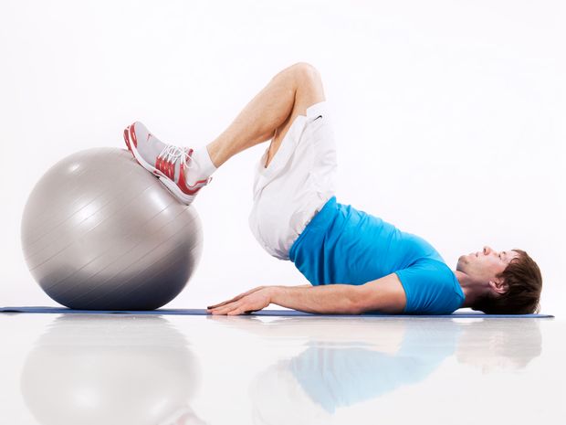Beine anziehen mit Gymnastikball