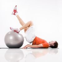 Beine anziehen mit Gymnastikball, einbeinig