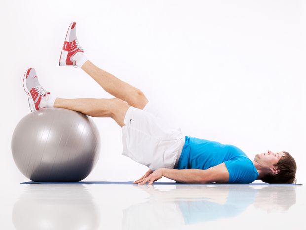 Beine anziehen mit Gymnastikball, einbeinig