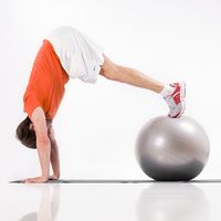Hohe Brücke auf Gymnastikball