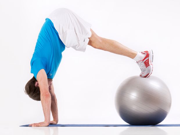 Hohe Brücke auf Gymnastikball