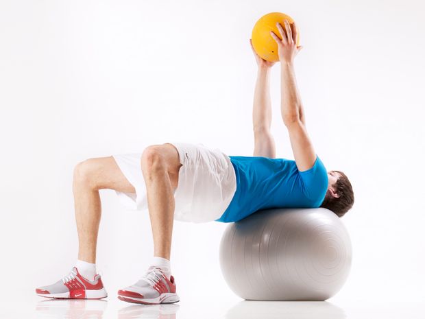 Rumpfdrehen auf Gymnastikball