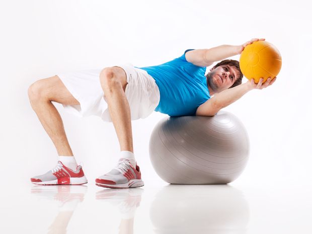 Rumpfdrehen auf Gymnastikball