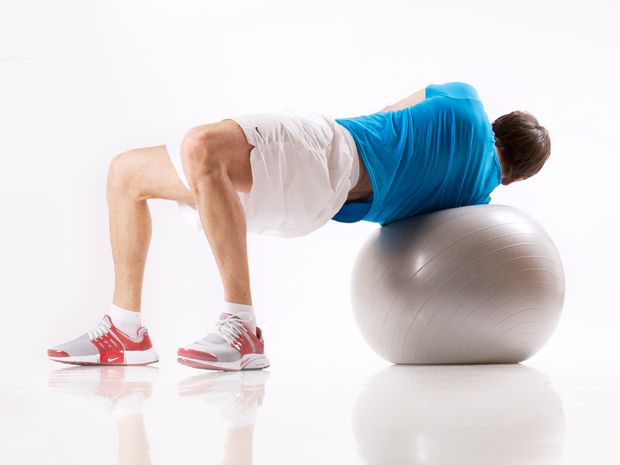 Rumpfdrehen auf Gymnastikball