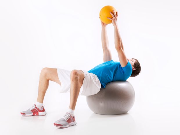 Crunches auf dem Gymnastikball