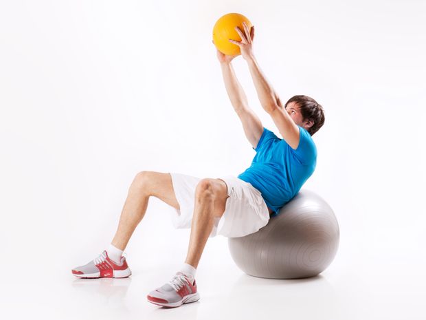 Crunches auf dem Gymnastikball